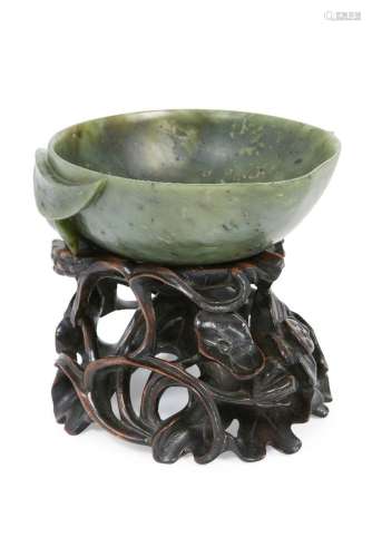 A Chinese spinach jade libation cup