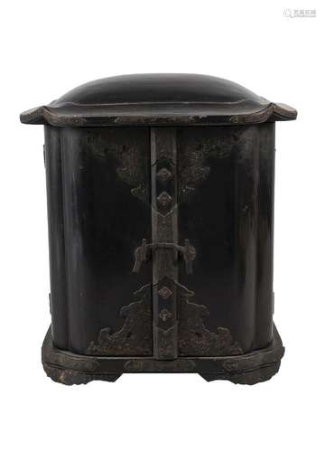 A Japanese black lacquer zushi