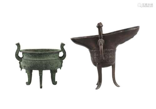 A Chinese bronze ritual wine vessel