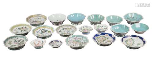 Nineteen Chinese porcelain bowls