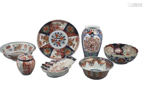 Seven pieces of Chinese and Japanese imari porcelain