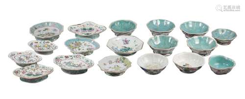 Eighteen Chinese porcelain bowls