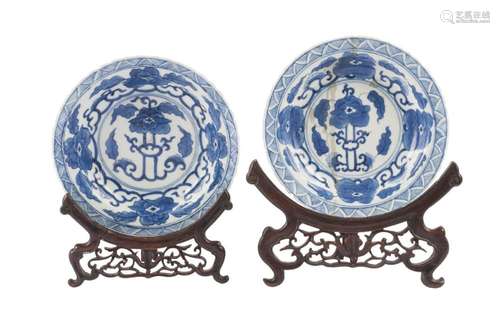 A pair of Chinese porcelain dishes