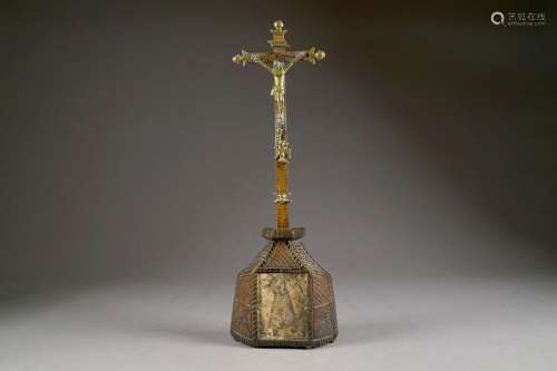 Crucifix. Christ et ornementation en laiton. Croix...