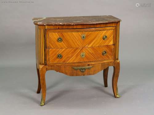 Commode Transition Louis XV Louis XVI. Sommée d'un...