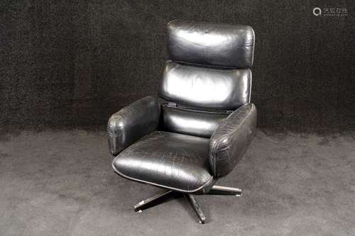 Otto Zapf		Fauteuil de Bureau. Garni de cuir noir...