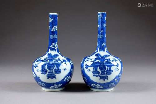 Paire de Vases bouteille. Ornés chacun de deux rés...