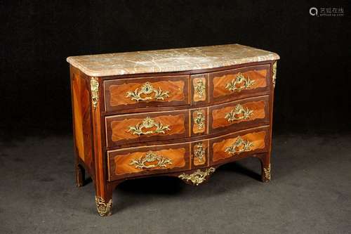 Commode Louis XV. Sommée d'un marbre rouge veiné b...