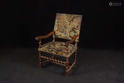 Fauteuil de Style Louis XIII. Dossier et assise ga...