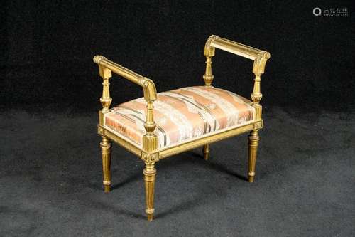 Petite Banquette de Style Louis XVI. Accotoirs cam...