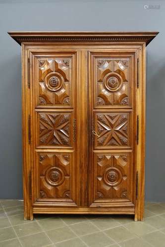 Armoire Louis XIII. Sommée d'une corniche droite à...