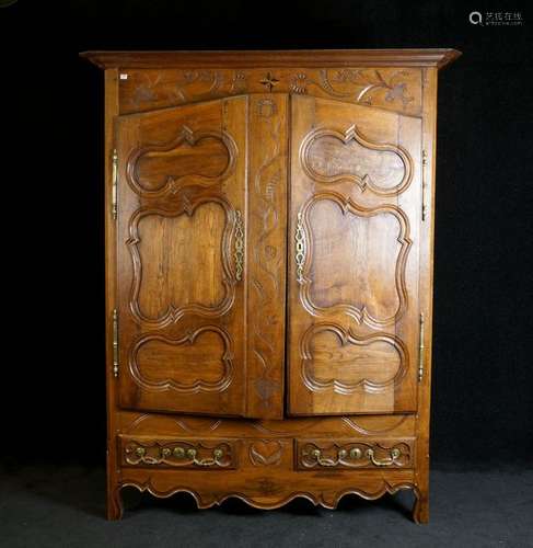 Armoire. Sommée d'une corniche droite moulurée. La...