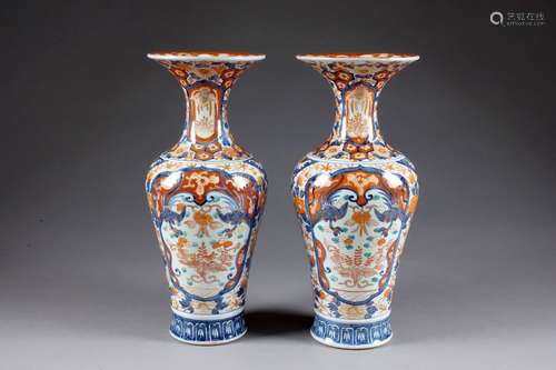 Paire de Vases à Col trompette. Décor, Imari, de f...