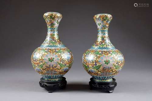 Paire de Vases bouteille. Métal cloisonné, à émaux...