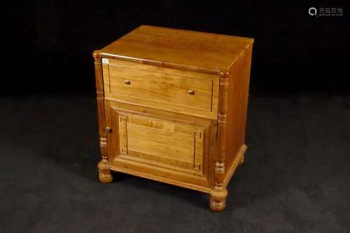 Meuble d'Appoint Biedermeier. La face ouvre par un...