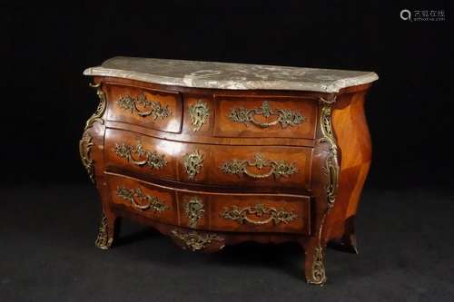 Commode de Style Louis XV. Sommée d'un marbre vein...