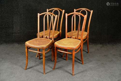 Suite de quatre Chaises Thonet. Assises tendues de...