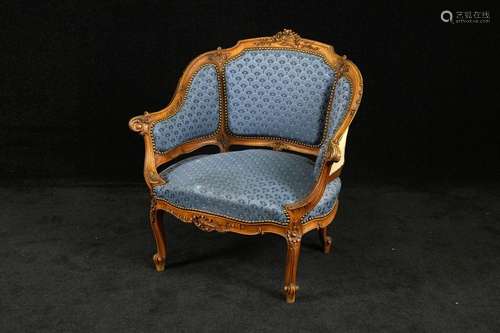 Fauteuil Crapaud de Style Louis XV. Dossier sculpt...