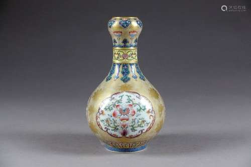 Vase. Col en gousse d'ail. Décor, sur fond or de v...