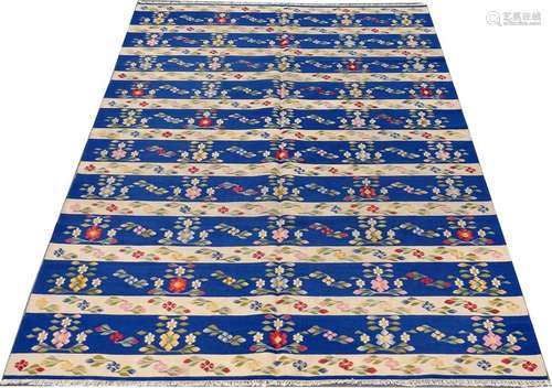 Tapis Kilim Bessarabie. A bandes blanches et bleue...