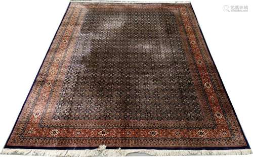 Tapis Bidjar. Le fond, noir, est orné d'hératis. L...