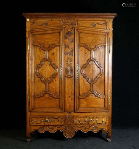 Armoire de Mariage. Sommée d'une corniche droite. ...