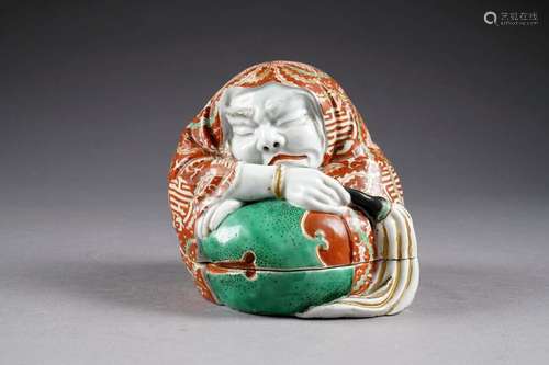 Boîte. Figurant Dharma Daruma assis et assoupi. Po...