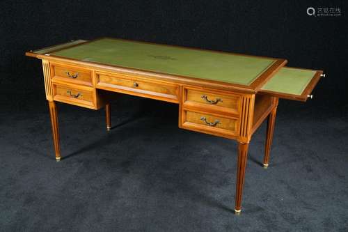 Bureau plat Louis XVI. Garni d'un maroquin vert et...