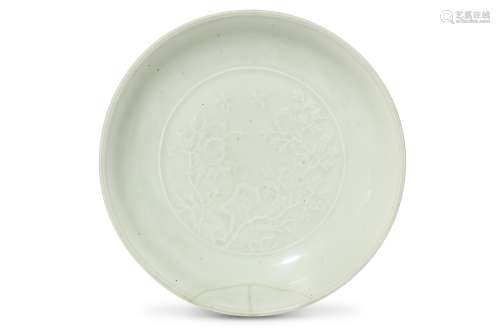 A CHINESE INCISED WHITE-GLAZED DISH. Qing Dynasty,