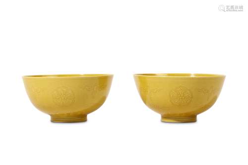A PAIR OF CHINESE INCISED YELLOW-GLAZED BOWLS. Qin