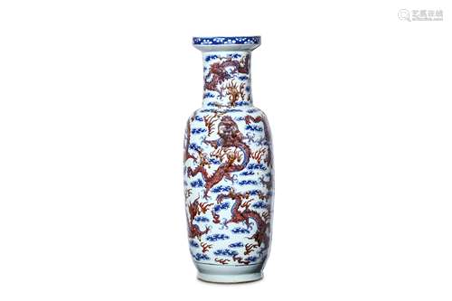 A PAIR OF CHINESE UNDERGLAZE BLUE AND RED 'DRAGON'