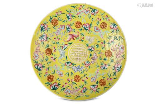 A CHINESE YELLOW-GROUND 'BATS AND PEACHES’ CHARGER