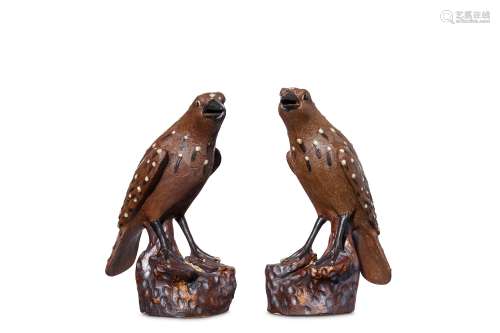A PAIR OF CHINESE SLIP-DECORATED HAWKS. Qing Dynas