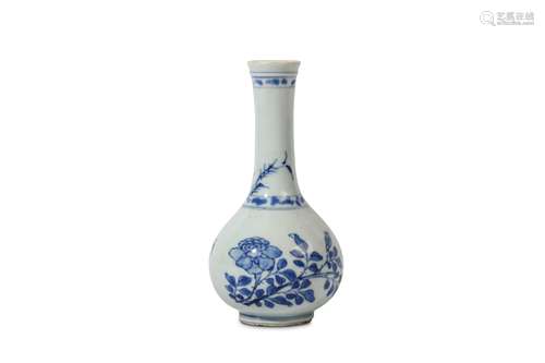 A CHINESE BLUE AND WHITE BOTTLE VASE. Qing Dynasty