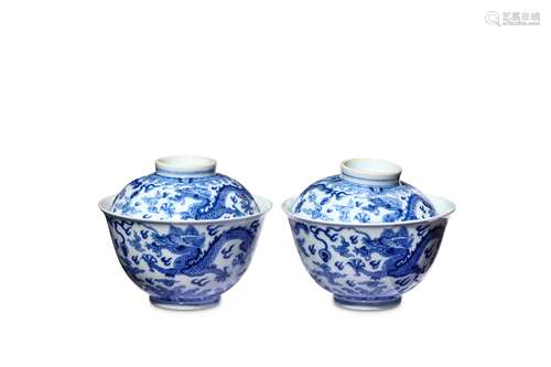 A PAIR OF CHINESE BLUE AND WHITE ‘DRAGONS’ TEA BOW