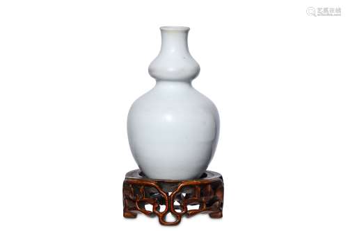 A CHINESE WHITE-GLAZED DOUBLE GOURD VASE WITH STAND.