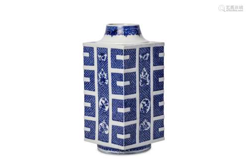 A CHINESE BLUE AND WHITE VASE, CONG. Qing Dynasty,