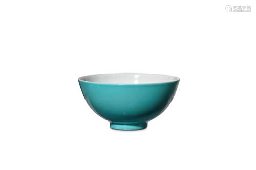 A CHINESE MONOCHROME TURQUOISE-GLAZED BOWL. Qing D