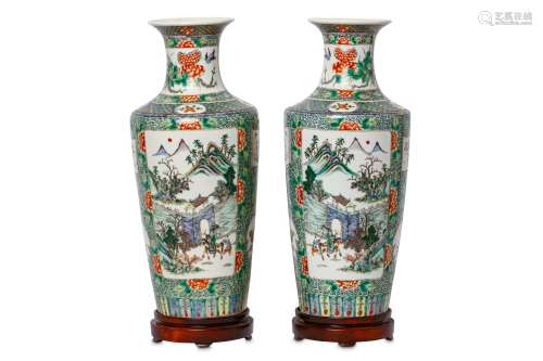 A PAIR OF CHINESE FAMILLE VERTE VASES. Late Qing D