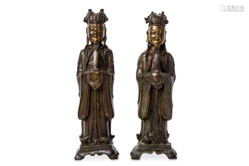 A PAIR OF CHINESE PARCEL-GILT BRONZE FIGURES OF OF