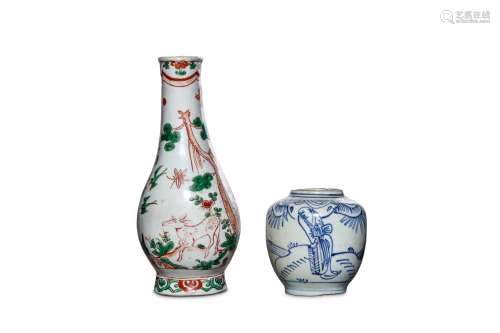 A CHINESE WUCAI WALL VASE TOGETHER WITH A BLUE AND