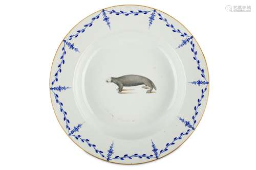 A CHINESE GRISAILLE-DECORATED ‘OTTER’ DISH. Qing D