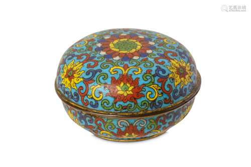 A CHINESE CLOISONNÉ ENAMEL BOX AND COVER.
