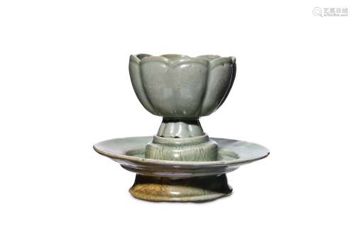 A CELADON STONEWARE WINE CUP AND STAND. The lobed
