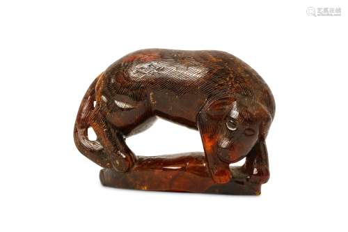A CHINESE AMBER CARVING OF A DOG. Qing Dynasty, 17