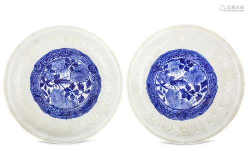 A PAIR OF CHINESE MOULDED BLUE AND WHITE DISHES. M