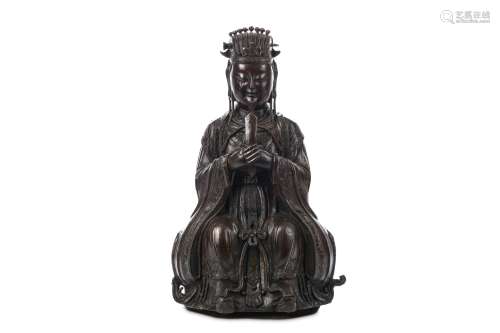 A CHINESE BRONZE FIGURE OF A SEATED OFFICIAL. Ming