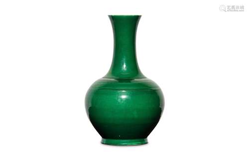 A CHINESE GREEN-GLAZED BOTTLE VASE. Qing Dynasty,