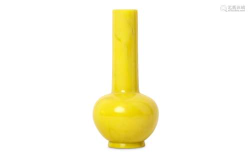 A CHINESE YELLOW GLASS BOTTLE VASE. Qing Dynasty,