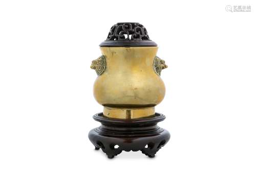 A CHINESE BRONZE INCENSE BURNER. Qing Dynasty. Of